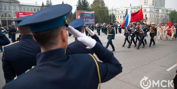 Десять тысяч омичей наблюдали парад Победы. Посмотрите и вы, как он прошёл
