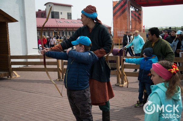 Залпами из пушек отметили 9 Мая в Омской крепости