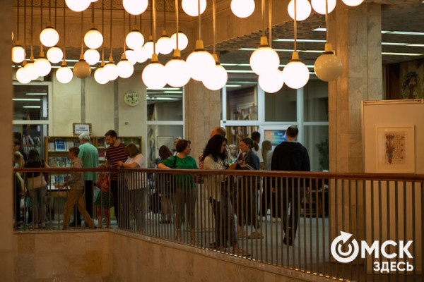 От Луны и Венеры до книг и винила. В Омске прошла "Библионочь"