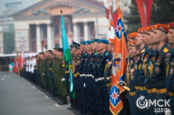 Десять тысяч омичей наблюдали парад Победы. Посмотрите и вы, как он прошёл