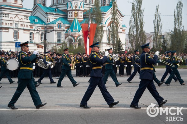 Десять тысяч омичей наблюдали парад Победы. Посмотрите и вы, как он прошёл