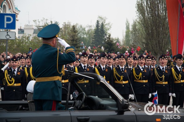Десять тысяч омичей наблюдали парад Победы. Посмотрите и вы, как он прошёл