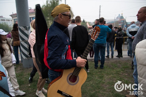 Десять тысяч омичей наблюдали парад Победы. Посмотрите и вы, как он прошёл