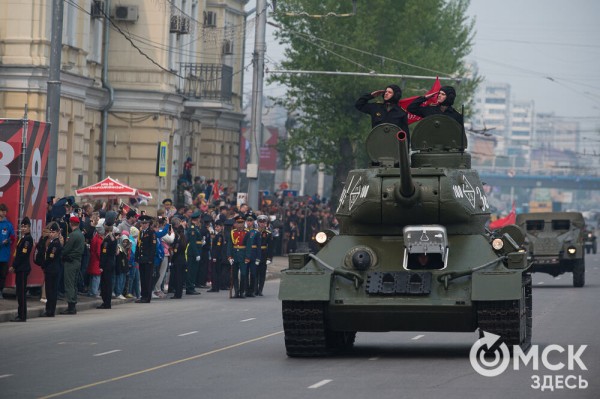 Десять тысяч омичей наблюдали парад Победы. Посмотрите и вы, как он прошёл