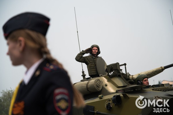 Десять тысяч омичей наблюдали парад Победы. Посмотрите и вы, как он прошёл