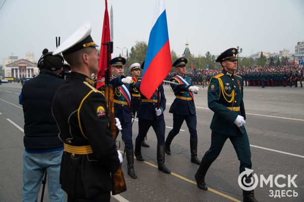 Десять тысяч омичей наблюдали парад Победы. Посмотрите и вы, как он прошёл