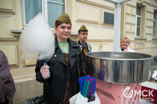 Десять тысяч омичей наблюдали парад Победы. Посмотрите и вы, как он прошёл