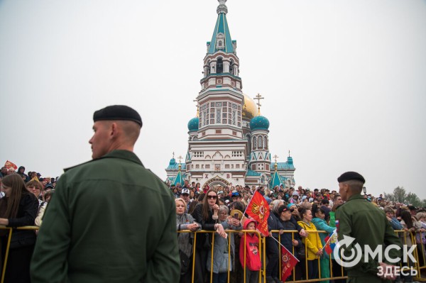 Десять тысяч омичей наблюдали парад Победы. Посмотрите и вы, как он прошёл