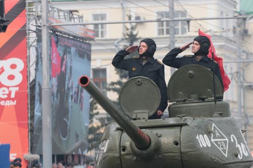 «Фашисты боялись морозов и сибиряков»: в Омске прошел Парад Победы «Фашисты боялись морозов и сибиряков»: в Омске прошел Парад Победы