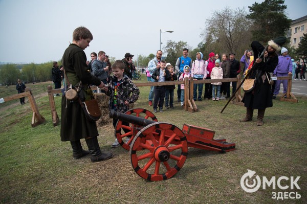 Залпами из пушек отметили 9 Мая в Омской крепости