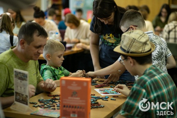 От Луны и Венеры до книг и винила. В Омске прошла "Библионочь"