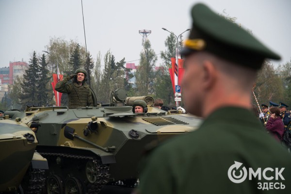 Десять тысяч омичей наблюдали парад Победы. Посмотрите и вы, как он прошёл