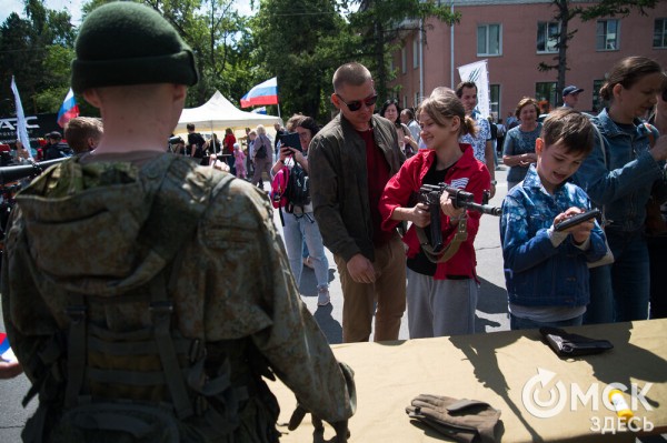Гимн России в исполнении Дубцовой, парад национальностей и гастрономические изыски. Чем запомнится День России в Омске