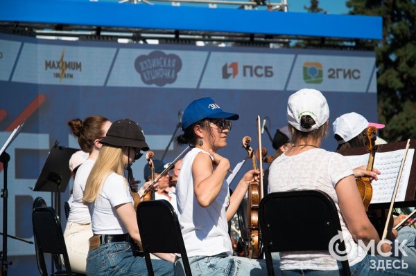 Уличные душевые, освежающие пластыри и бананы. Чем спасались от жары на "ЗаБеге"