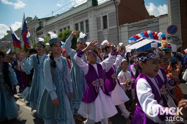 Гимн России в исполнении Дубцовой, парад национальностей и гастрономические изыски. Чем запомнится День России в Омске