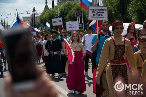 Гимн России в исполнении Дубцовой, парад национальностей и гастрономические изыски. Чем запомнится День России в Омске