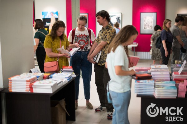 Да пребудет с тобой книга! В Омске проходит "гаражка" московского издательства