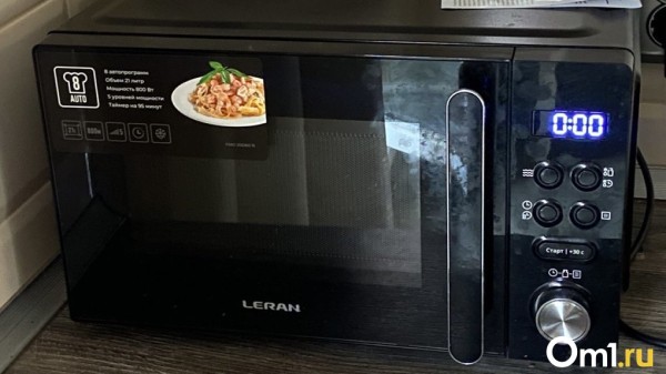 Избавляемся от пятен и запаха в микроволновке: 3 действенных совета для домохозяек