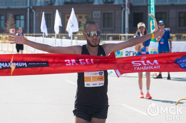 Уличные душевые, освежающие пластыри и бананы. Чем спасались от жары на "ЗаБеге"