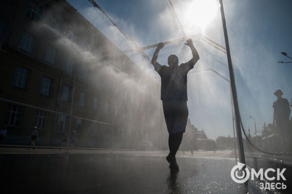 Уличные душевые, освежающие пластыри и бананы. Чем спасались от жары на "ЗаБеге"