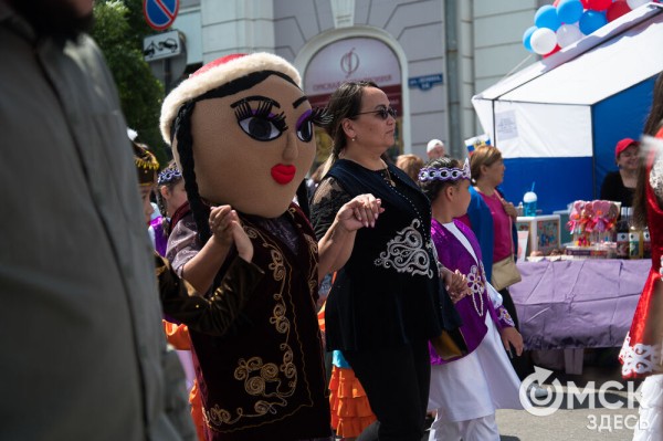 Гимн России в исполнении Дубцовой, парад национальностей и гастрономические изыски. Чем запомнится День России в Омске