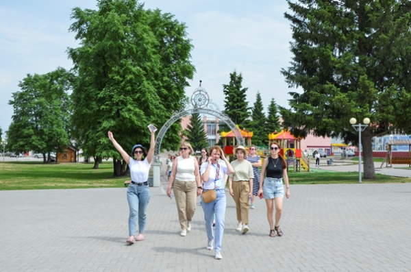 
									Вместо Сочи и Турции: зачем в Муромцево едут со всей России? 