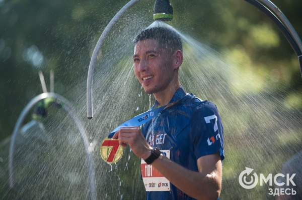 Уличные душевые, освежающие пластыри и бананы. Чем спасались от жары на "ЗаБеге"