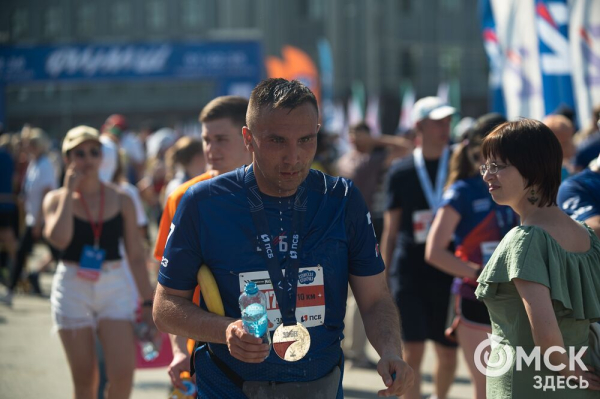 Уличные душевые, освежающие пластыри и бананы. Чем спасались от жары на "ЗаБеге"