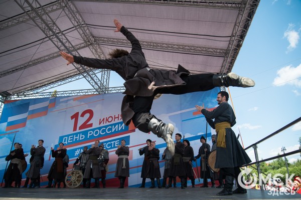 Гимн России в исполнении Дубцовой, парад национальностей и гастрономические изыски. Чем запомнится День России в Омске