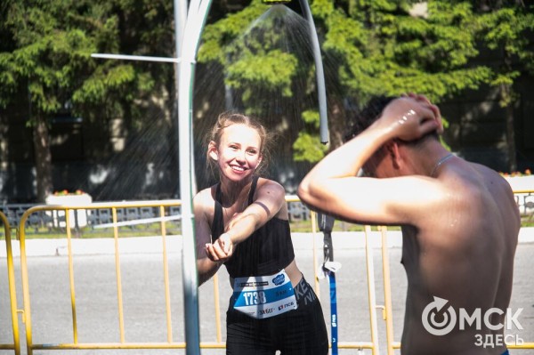 Уличные душевые, освежающие пластыри и бананы. Чем спасались от жары на "ЗаБеге"