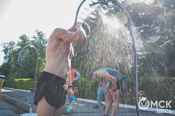 Уличные душевые, освежающие пластыри и бананы. Чем спасались от жары на "ЗаБеге"