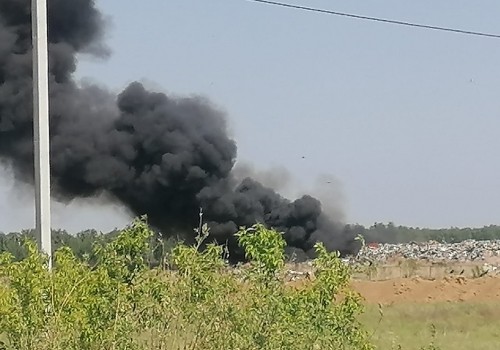 Крупнейшую в Омской области Калачинскую свалку охватил масштабный пожар
