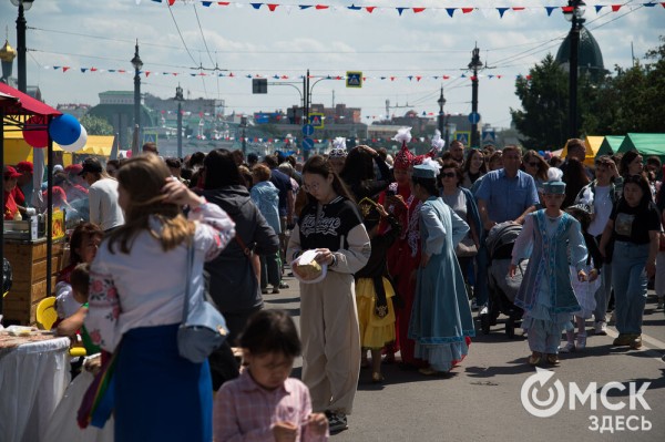 Гимн России в исполнении Дубцовой, парад национальностей и гастрономические изыски. Чем запомнится День России в Омске
