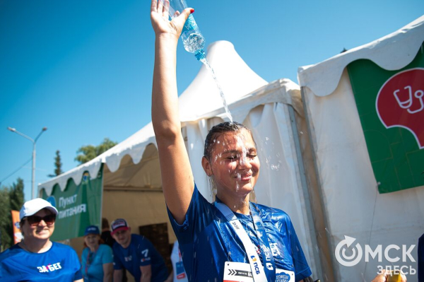 Уличные душевые, освежающие пластыри и бананы. Чем спасались от жары на "ЗаБеге"