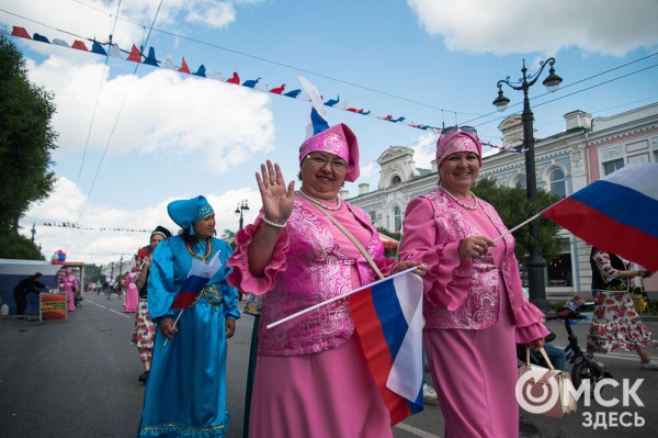 Гимн России в исполнении Дубцовой, парад национальностей и гастрономические изыски. Чем запомнится День России в Омске