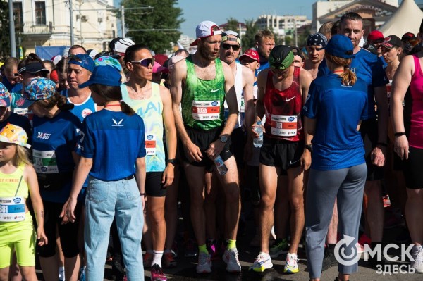 Уличные душевые, освежающие пластыри и бананы. Чем спасались от жары на "ЗаБеге"