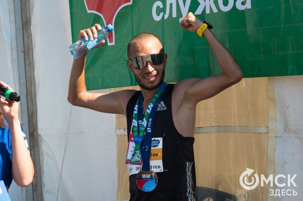 Уличные душевые, освежающие пластыри и бананы. Чем спасались от жары на "ЗаБеге"