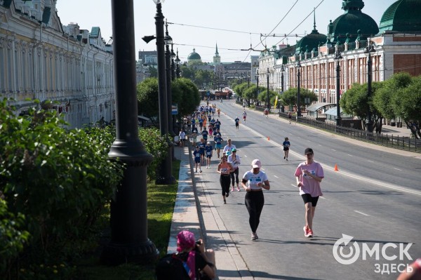 Уличные душевые, освежающие пластыри и бананы. Чем спасались от жары на "ЗаБеге"