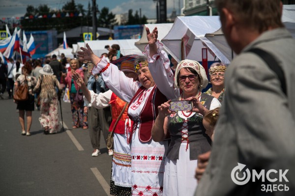 Гимн России в исполнении Дубцовой, парад национальностей и гастрономические изыски. Чем запомнится День России в Омске