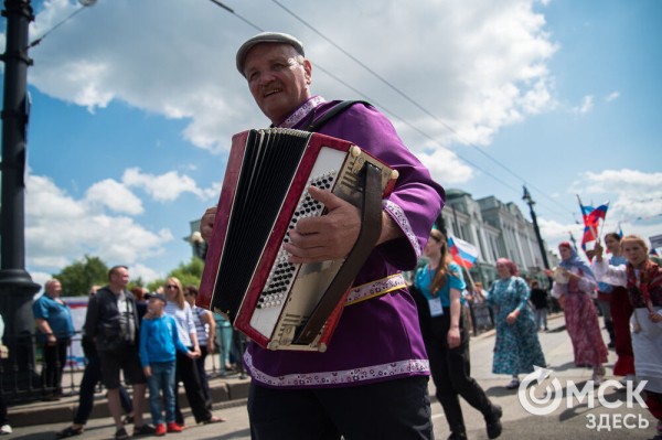 Гимн России в исполнении Дубцовой, парад национальностей и гастрономические изыски. Чем запомнится День России в Омске