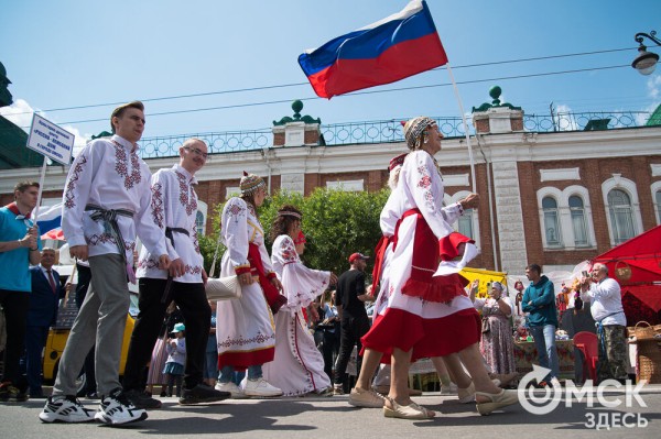 Гимн России в исполнении Дубцовой, парад национальностей и гастрономические изыски. Чем запомнится День России в Омске