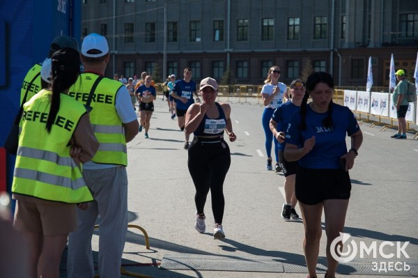 Уличные душевые, освежающие пластыри и бананы. Чем спасались от жары на "ЗаБеге"