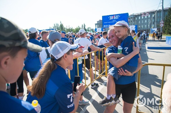 Уличные душевые, освежающие пластыри и бананы. Чем спасались от жары на "ЗаБеге"