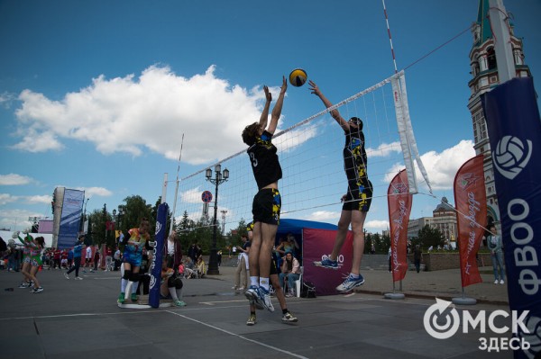 Гимн России в исполнении Дубцовой, парад национальностей и гастрономические изыски. Чем запомнится День России в Омске
