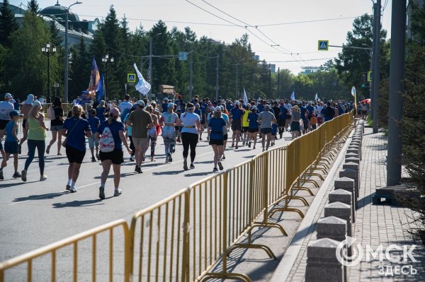 Уличные душевые, освежающие пластыри и бананы. Чем спасались от жары на "ЗаБеге"