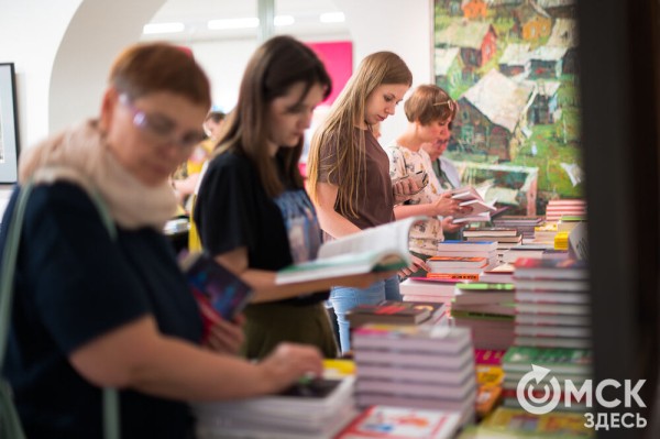Да пребудет с тобой книга! В Омске проходит "гаражка" московского издательства