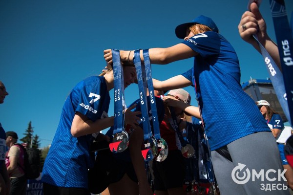 Уличные душевые, освежающие пластыри и бананы. Чем спасались от жары на "ЗаБеге"