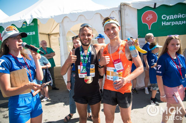 Уличные душевые, освежающие пластыри и бананы. Чем спасались от жары на "ЗаБеге"