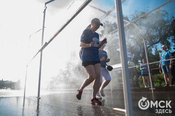Уличные душевые, освежающие пластыри и бананы. Чем спасались от жары на "ЗаБеге"