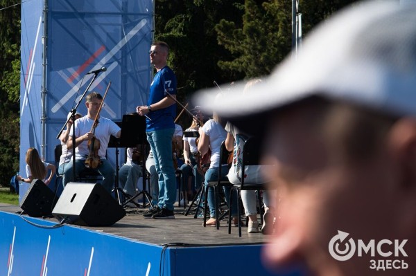 Уличные душевые, освежающие пластыри и бананы. Чем спасались от жары на "ЗаБеге"